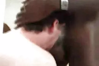 إنها تغري شابًا بجسدها الرشيق وتنتشي على قضيبه الجميل.. احلى افلام سكس عربي