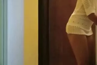 ساعد الرجل والدته في ضخ الصحافة ، احلى افلام عربي سكس وكان متحمسًا مارس الجنس معها..