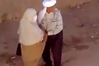 شق السارق طريقه إلى اجمل بزاز عربية المنزل وكاد يخنق الجار بقضيبه السميك..