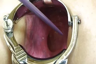 الرئيس يضع سراويل اجمل كس عربى وردية على مرؤوسها ويضربه في المؤخرة بقضيب جلدي..