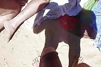 شقراء في فستان مع خط رقبة احلى مقاطع سكس عربي عريض يعلم الرجل أن يرقص ويغويه..