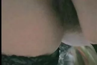 شعرت المضيفة بالضيف أنه رجل اجمل زب عربي لديه كرات وأظهر لزوجها المترهل كيف يمارس الجنس..