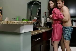 الممرضة الساخنة لا تتوقف عن استمناء قضيب الرجل بعد انتهائه.. اجمل بزاز عربية