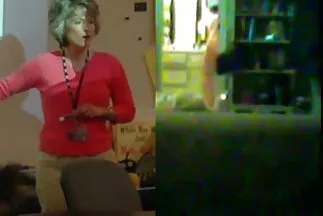 الأم الجميلة تعلم الرجل ألا يتوتر احلي كوس عربي عند مقابلة الفتيات..