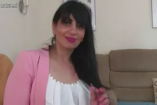 صب كامل لامرأة جميلة في منتصف العمر.. اجمل بزاز عربية