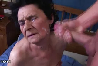 الأم العصير تغري ابنها احلى سكس عرب وتتيح لها نائب الرئيس..