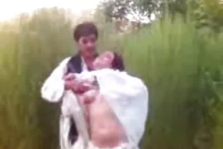 الابتسامة احلي كوس عربي النحيلة مغطاة بالكامل بالحيوانات المنوية من ديك أسود..