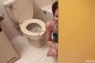 الرجل يتجسس على غنيمة زوجة الجار في الجناح ويسحبها إلى سريره عندما ينام الجار.. احلى افلام سكس عربي