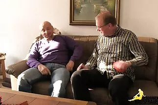 أثناء التحدث مع رجل على الهاتف ، اشتهرت بأنها استغل احلى سكس عربي نار من قبل شقراء عضلية..