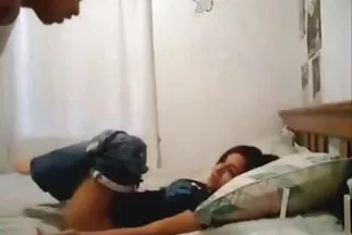 يمارس الجنس مع زميل له على المنضدة أثناء زوجين اجمل كس عربى أمام الجميع..