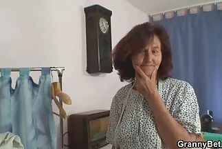 أخذت شقيقها إلى اجمل زب عربي الغرفة وعاملتها في كس لذيذ..